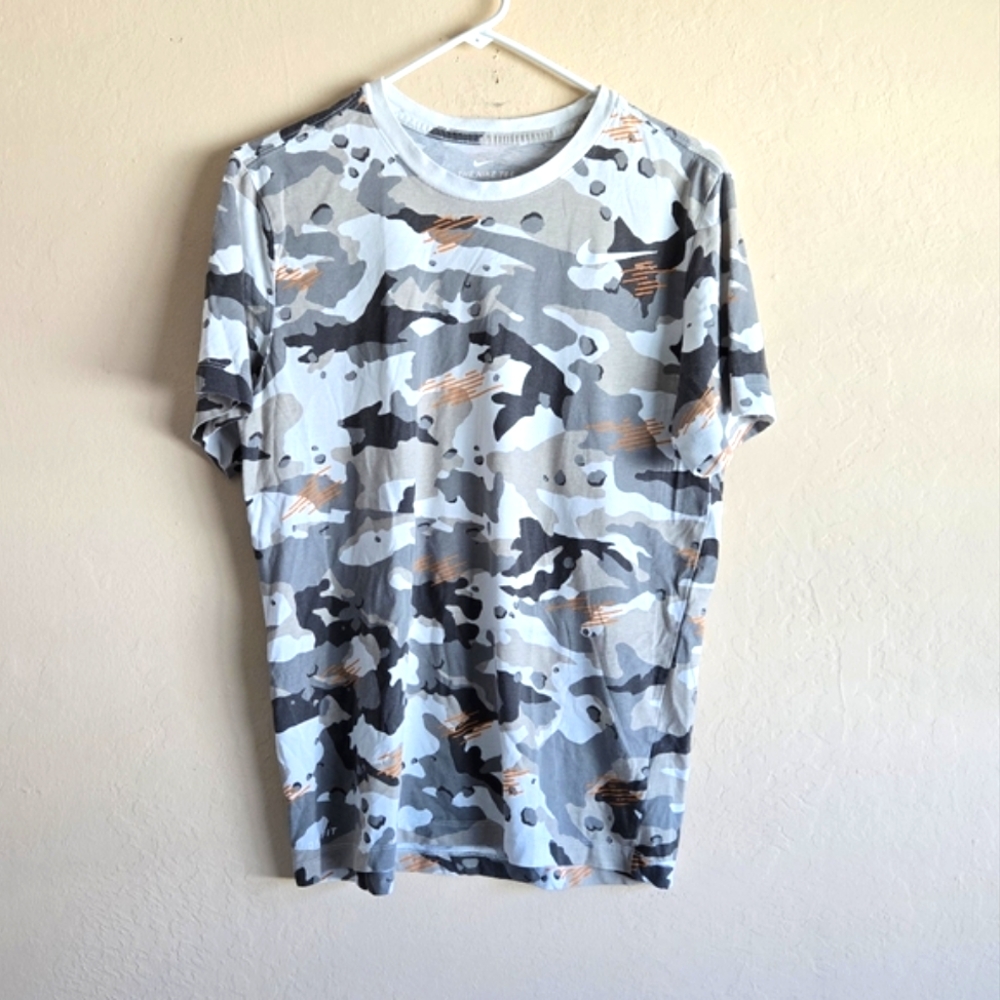 The Nike tee dri fit Army Green camo print Short Sleeve T-shirt Size Medium